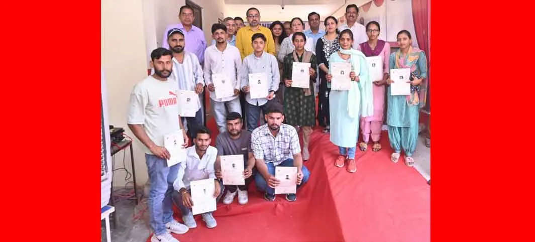 Certificates Awarded: कोर्स पूरा करने वाले प्रशिक्षणार्थियों को प्रमाण-पत्र प्रदान