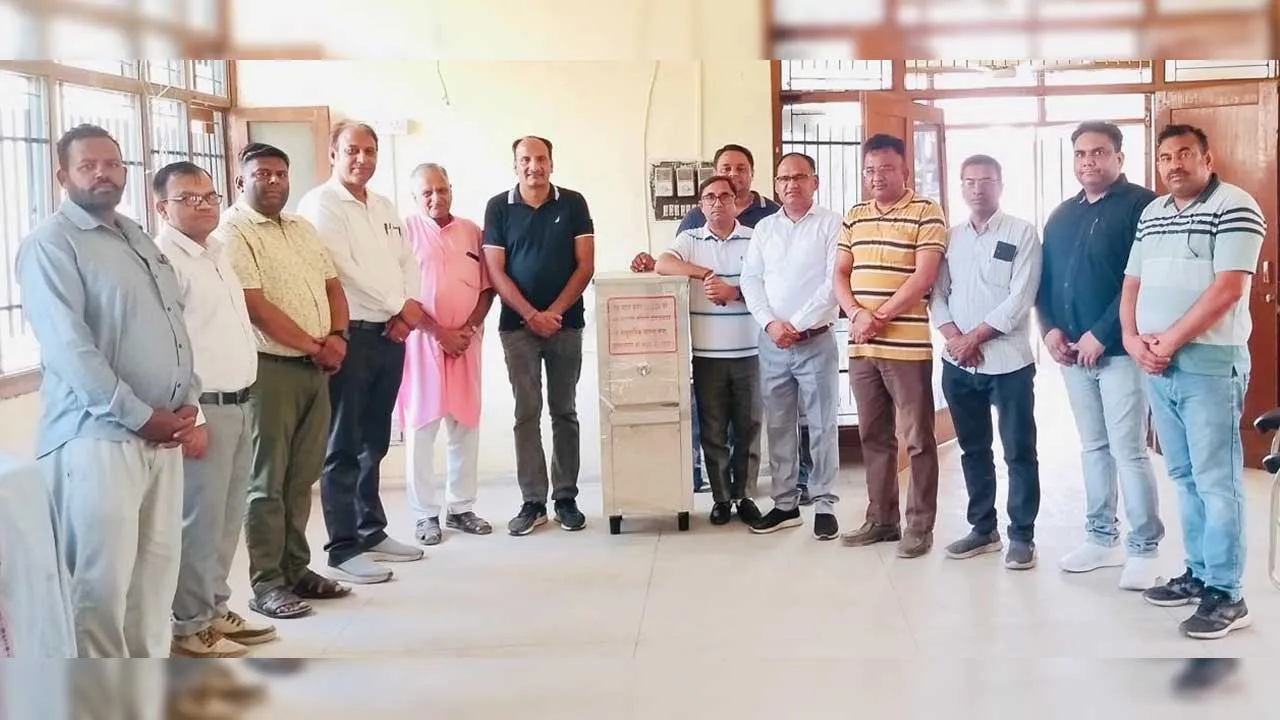समिति ने सरकारी हस्पताल को किया वाटर कूलर भेंट