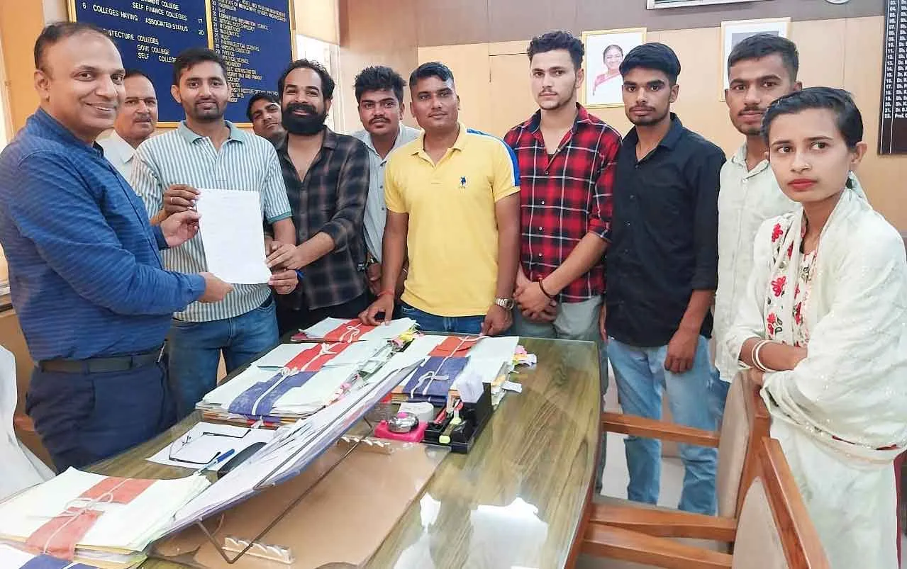Students Protested: फीस पे होने के बावजूद भी एडमिट कार्ड नहीं हुए जारी, छात्रों ने जताया विरोध