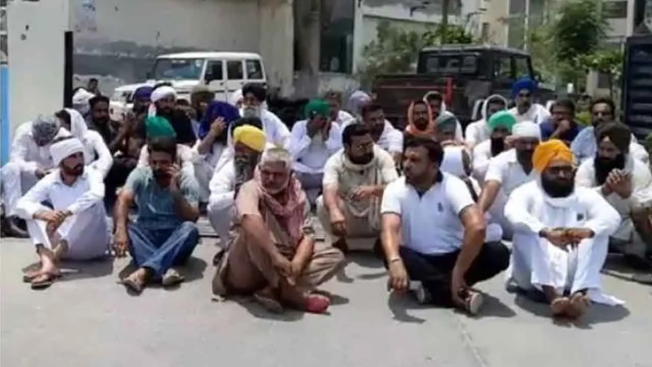 जमीन कब्जा मामले में आहत होकर की थी आत्महत्या, किसान यूनियन ने किया एसएसपी कार्यालय का घेराव