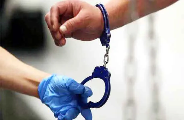 Uttar Pradesh: फिल्मी स्टाइल में हथकड़ी लगे 3 अपराधी चलती ट्रेन से कूदकर पुलिस हिरासत से रफुचक्कर!