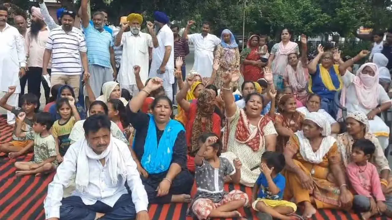 लोगों ने बिजली समस्या को लेकर घेरा विधायक आवास