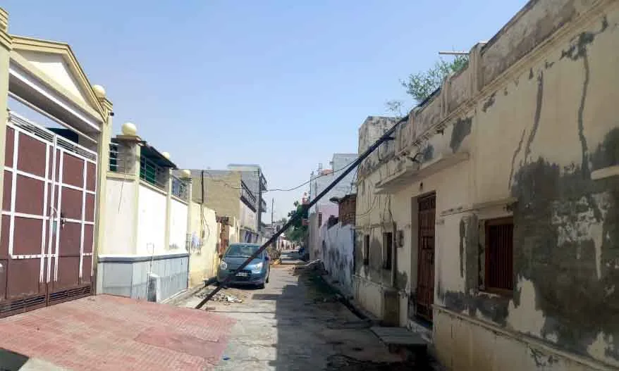 आंधी में गिरा लोहे का विद्युत पोल, विभाग के कार्मिक नहीं दे रहे इस ओर ध्यान