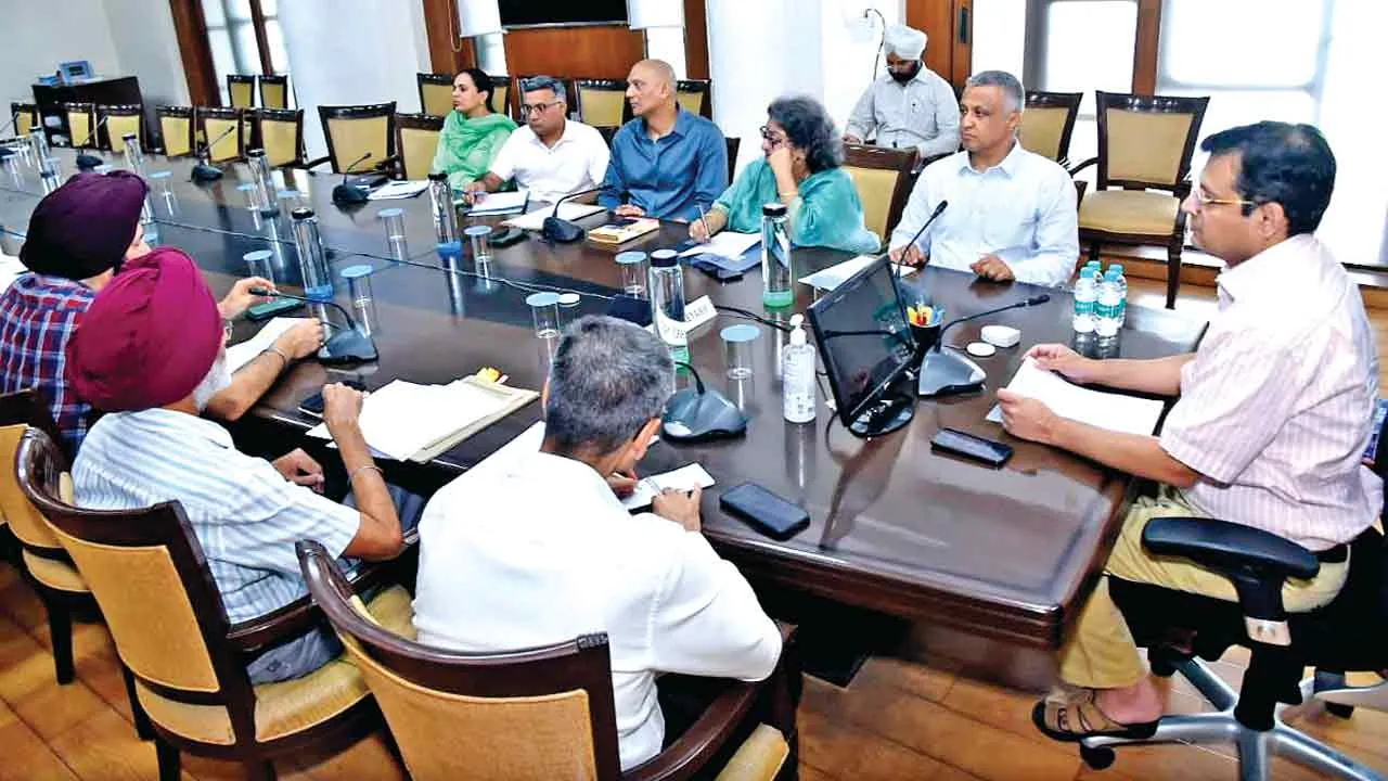 मुख्य सचिव ने सिविल व पुलिस प्रशासन के उच्च अधिकारियों से की मीटिंग, कहा-खेलों से जुड़कर नशों से दूर होंगे युवा