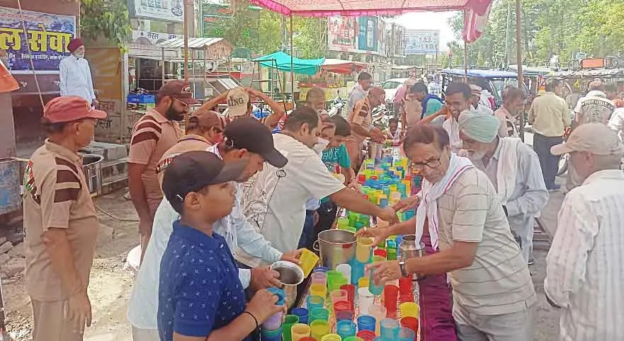 जिला मुख्यालय के सुखड़िया सर्किल पर छबील लगा बुझाई राहगीरों की प्यास