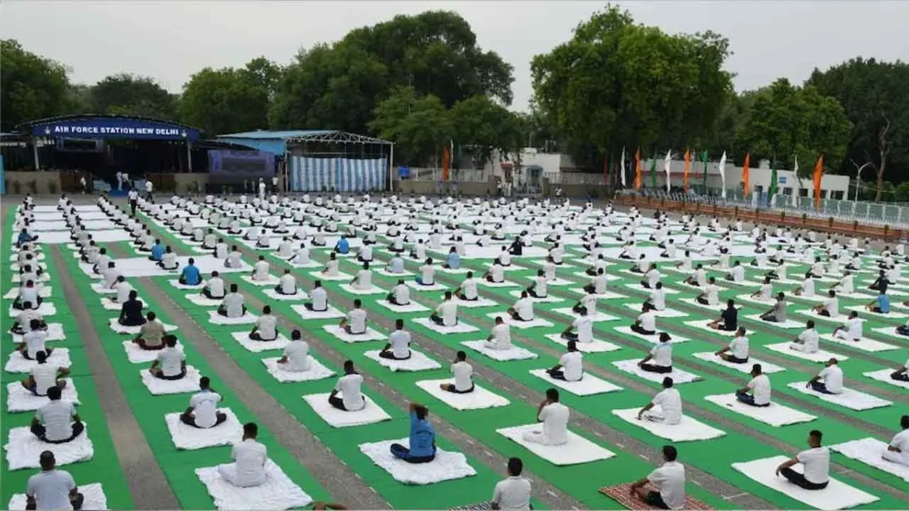 भूपेंद्र ने लिया देहरादून योग महोत्सव में भाग, लगाया पौधा
