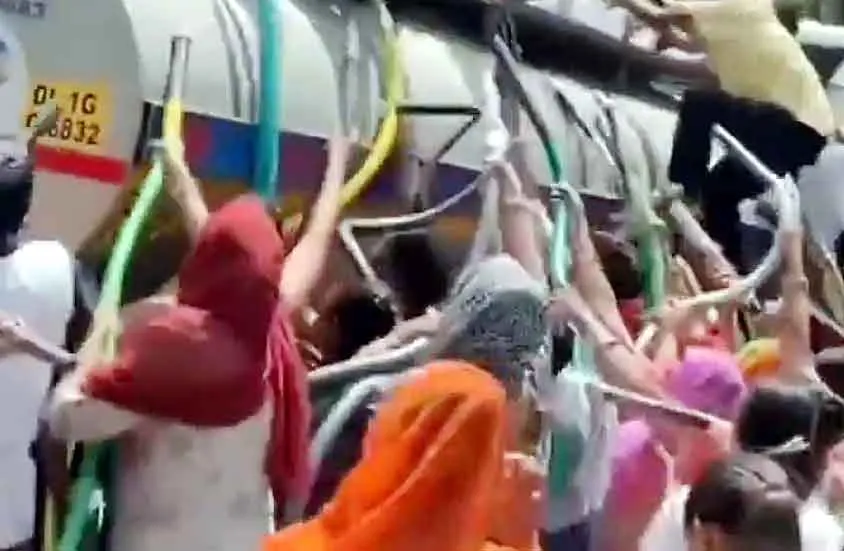 Video Viral: पानी के लिए हाहाकार! टैंकर के पीछे दौड़ रही प्यासों की लंबी कतार!