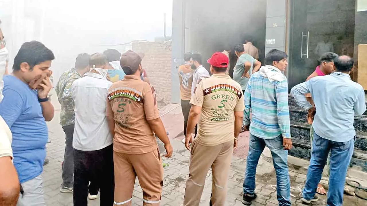 दुकान में लगी आग, फरिश्ते बन पहुंचे डेरा सेवादार