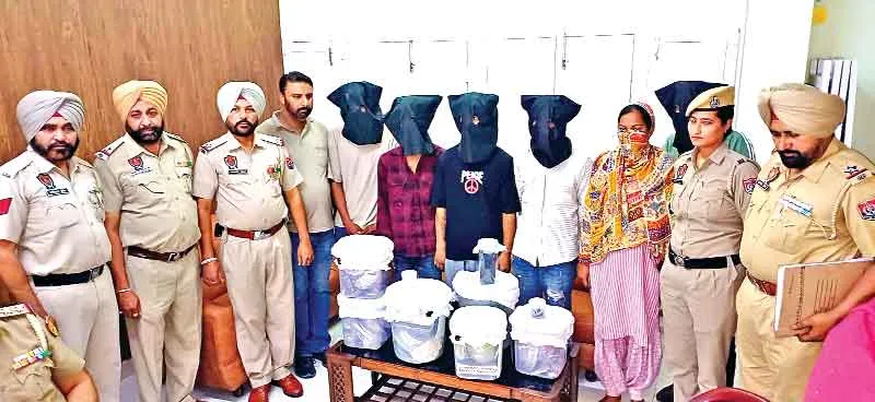 झूठी साजिश का पर्दाफाश, नौकरानी और ड्राईवर ही निकले चोर, छह काबू