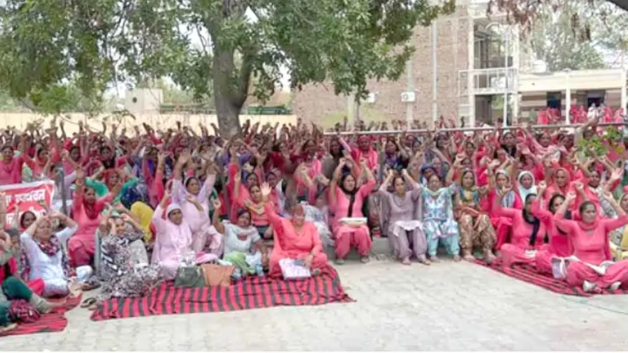 आशा वर्करों ने किया डीसी दफ्तर का घेराव