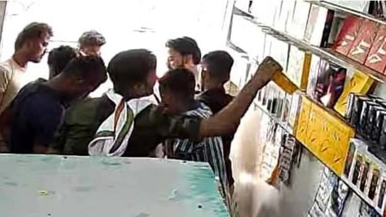 ग्राहक बनकर आए युवक ने उड़ाया एंड्रॉयड मोबाइल