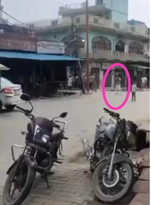 👆दिल्ली पुलिस पर फायरिंग करता बदमाश रिहान