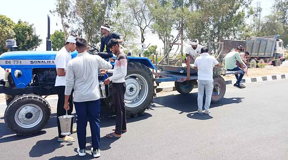 गोहाना के सेवादारों ने चिलचिलाती धूप में छबील लaगाकर बुझाई राहगीरों की प्यास