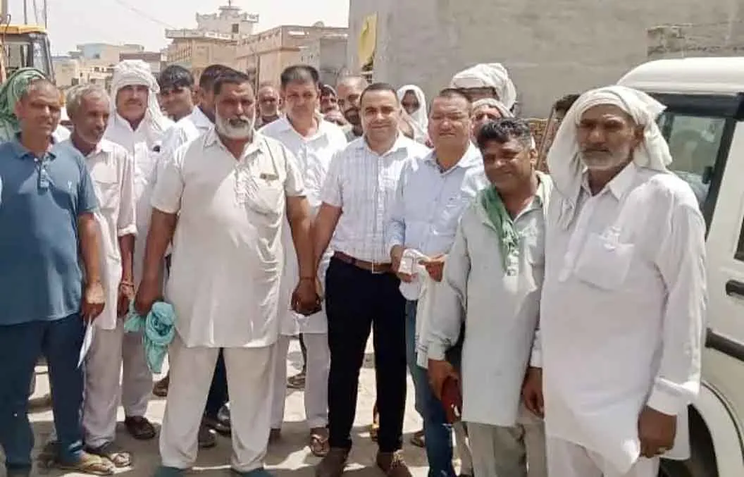 Water Problem : ग्रामीणों ने एक्सईन व एसडीओ को बनाया बंधक