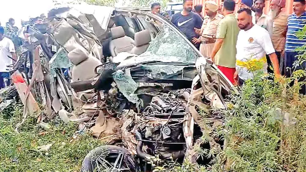Road Accident: कैंटर-इनोवा की सीधी टक्कर, बच्ची सहित चार की मौत