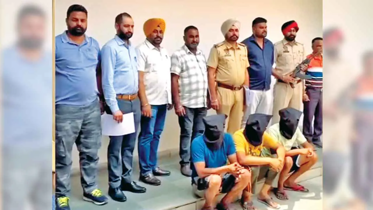 दो किलो हेरोइन, 12 लाख रुपये की ड्रग मनी सहित तीन गिरफ्तार