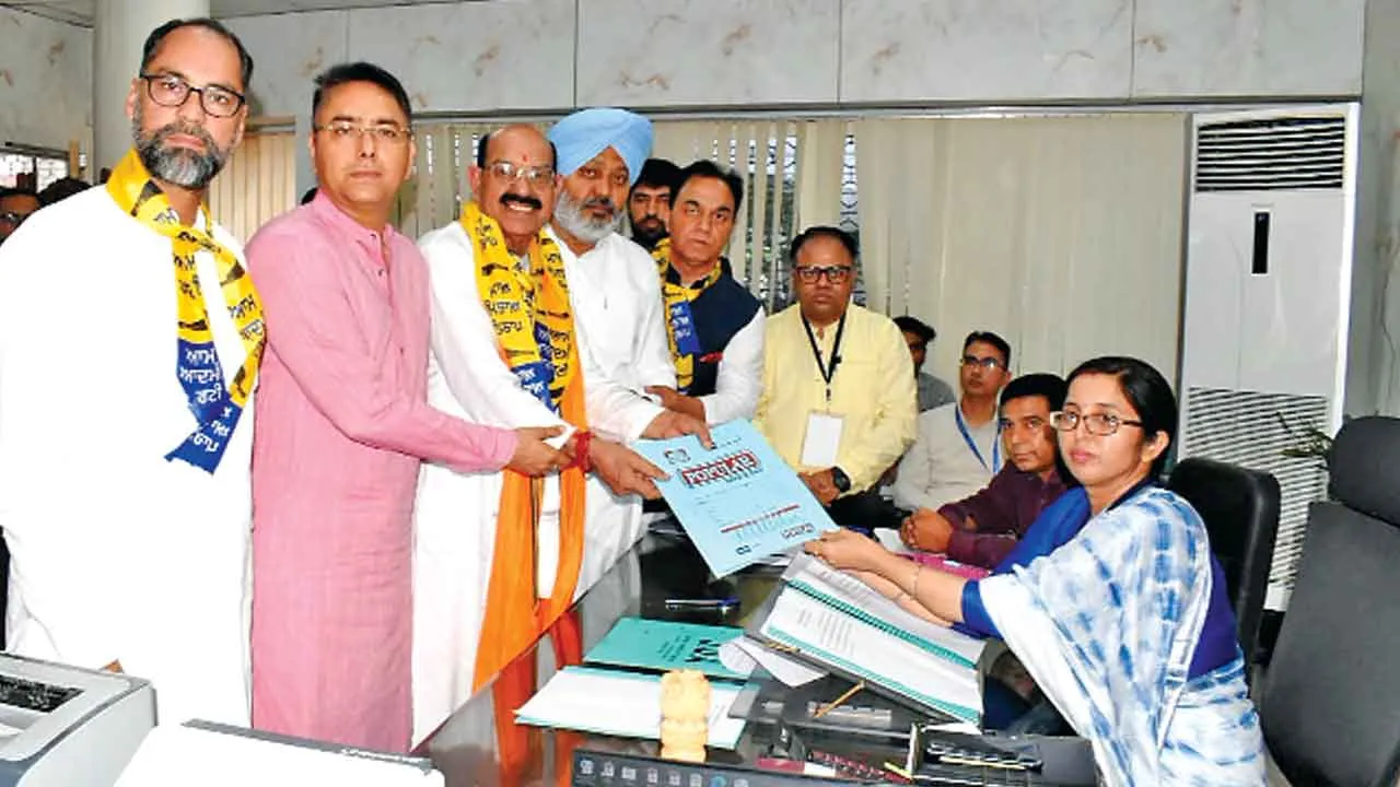 आखिरी दिन आप, कांग्रेस व शिअद प्रत्याशियों ने भरे नामांकन