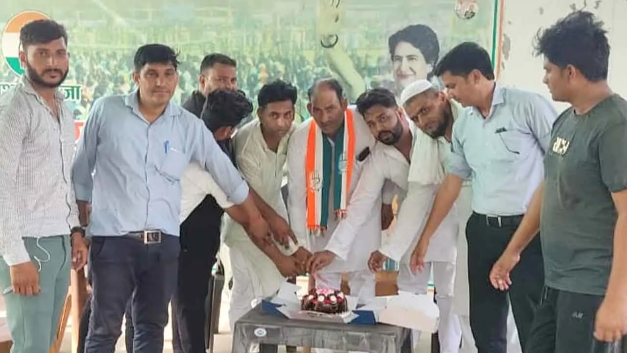 केक काटकर मनाया राहुल गांधी का जन्मदिन