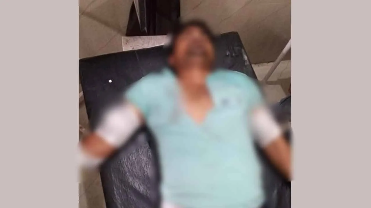 चाकुओं से हमला करके घायल करने का आरोप