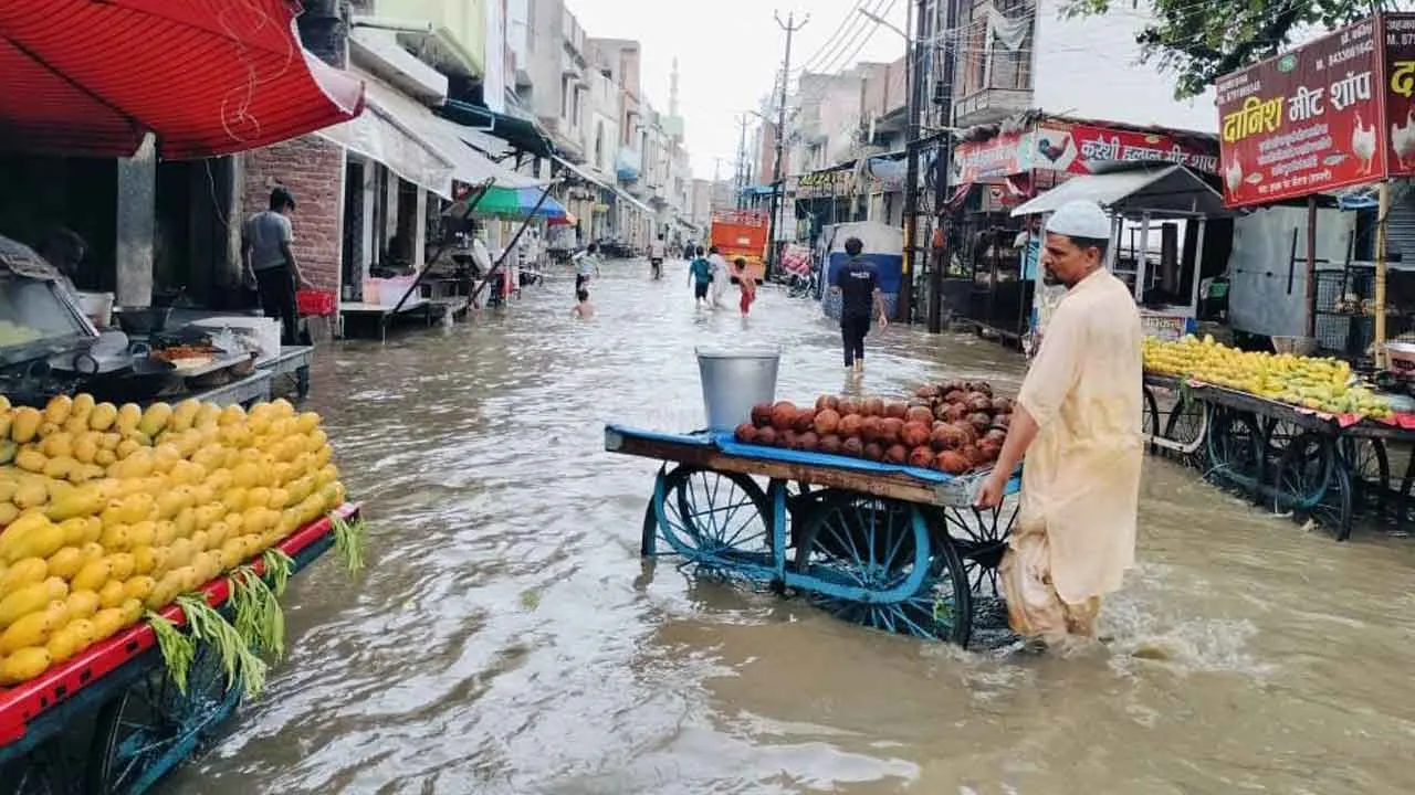 मानसून की पहली बारिश में ही ‘टापू’ बना शहर
