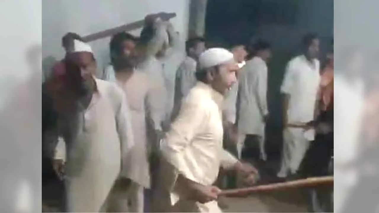 किरयाना व्यापारी पर बरसाए लाठी-डंडे, वीडियो वायरल