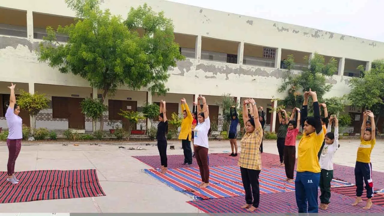 प्रतिदिन योगासन से स्वस्थ राष्ट्र निर्माण में दे सहयोग: वीरेंद्र