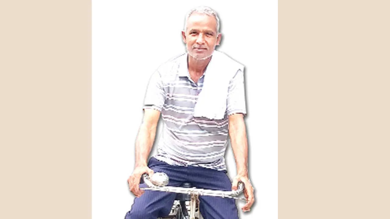 बलवान रोजाना 20 किलोमीटर साईकिल चलाकर करते हैं चौकीदारी