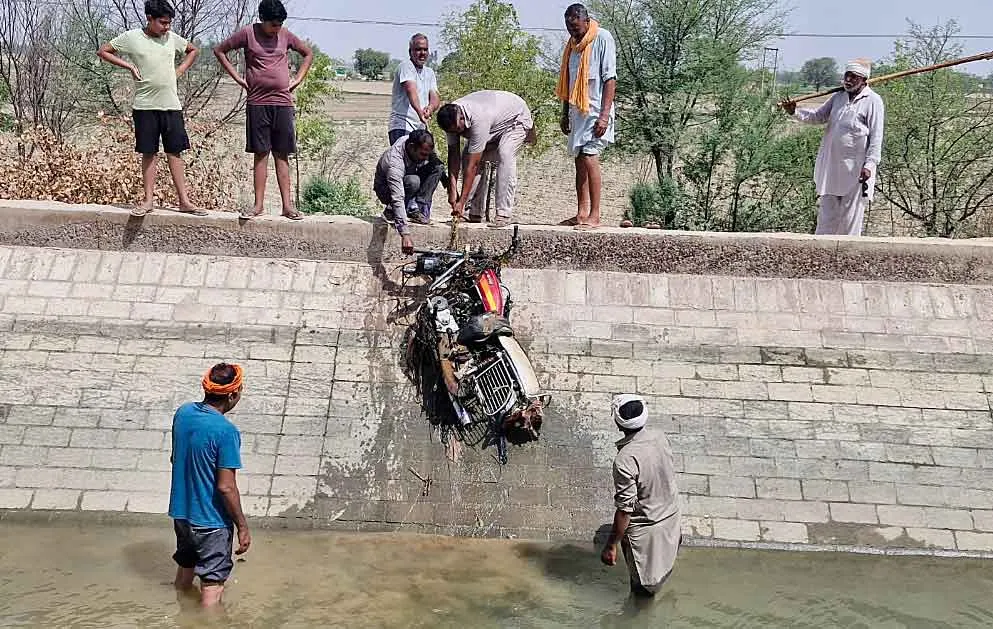 Unclaimed Bike : नहर से लावारिस बाइक RJ 13 IM 8391 बरामद, टायर गायब