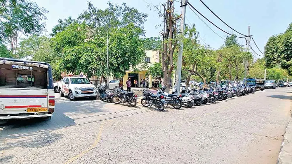 ठेकेदार ने सिविल अस्पताल के सभी रास्तों को बनाया ‘पार्किंग’