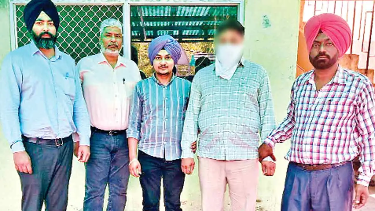 Bribe: 18 हजार रूपये की रिश्वत मांगने के आरोप में सहायक सब इंस्पैक्टर काबू