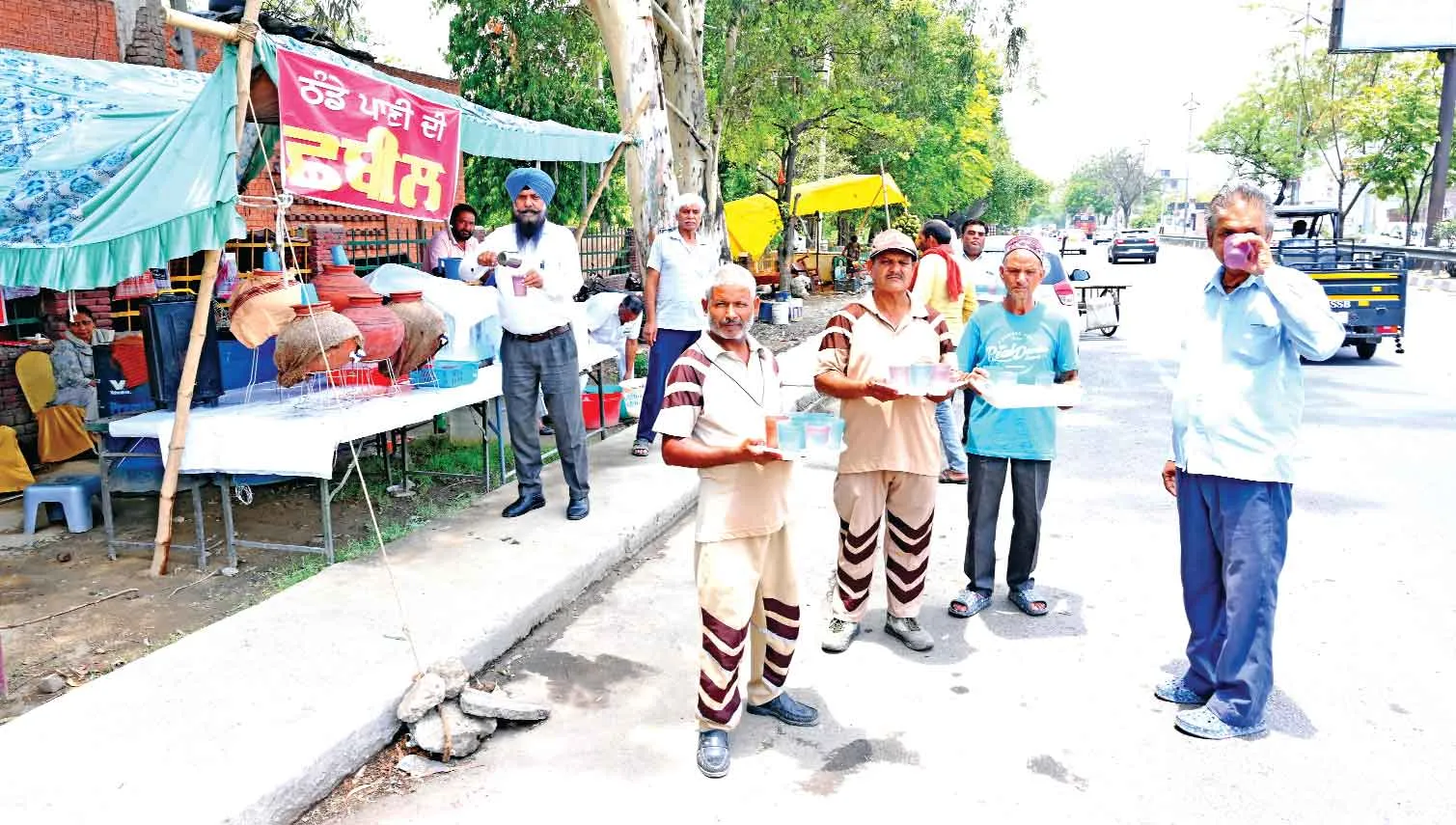 अपना काम छोड़ आमजन की प्यास बुझा रहे डेरा श्रद्धालु!