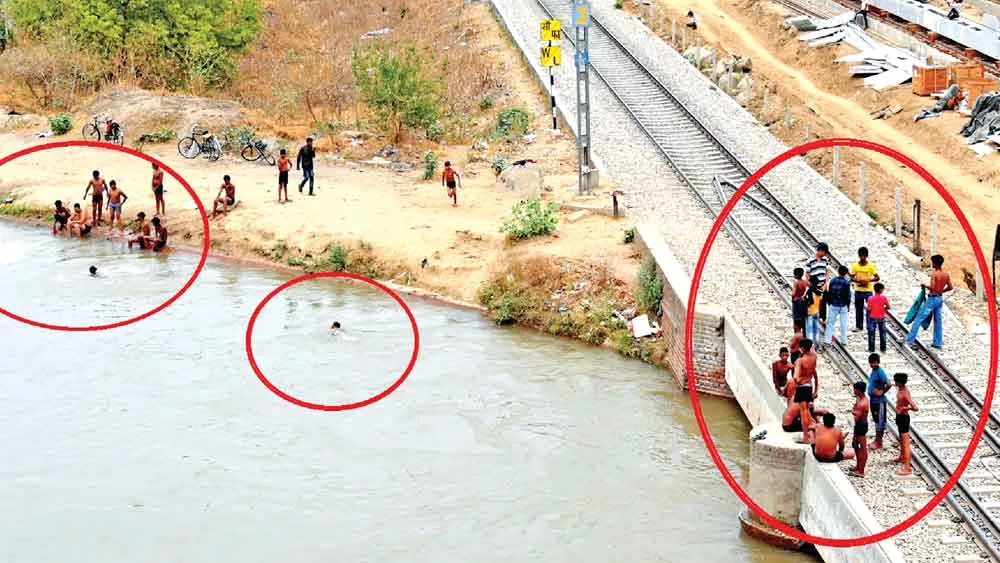 पाबंदी के बावजूद नहरों में मौत की डुबकी लगा रहे बच्चे
