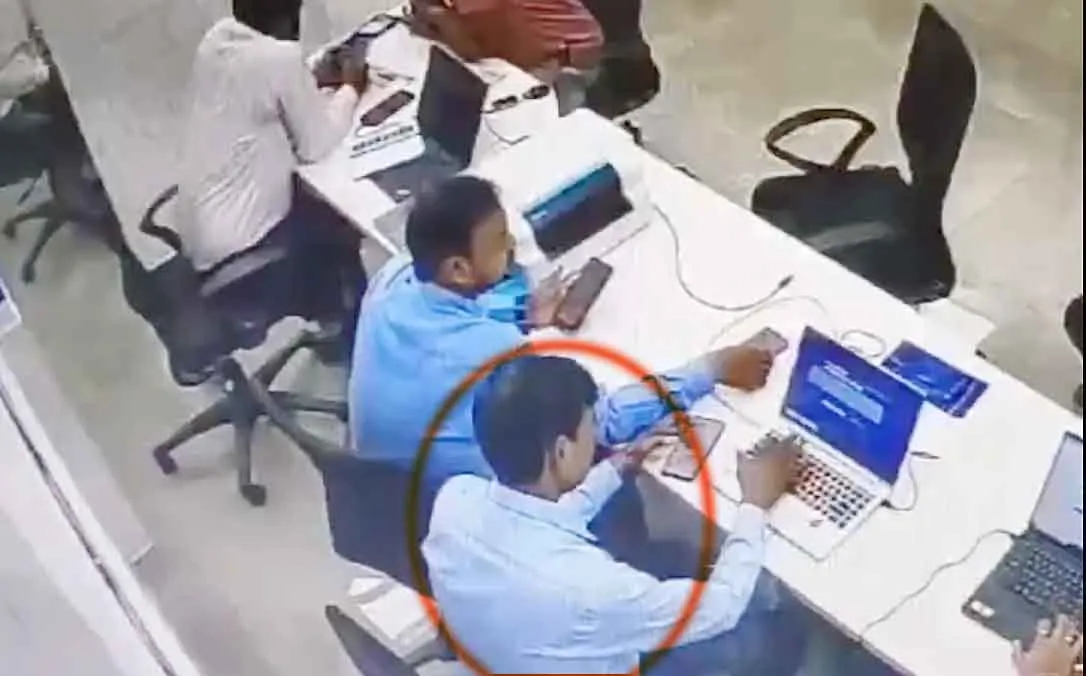 Viral Video : काम करते करते अचानक बैंक कर्मचारी की हो गई मौत! वायरल हुई वीडियो