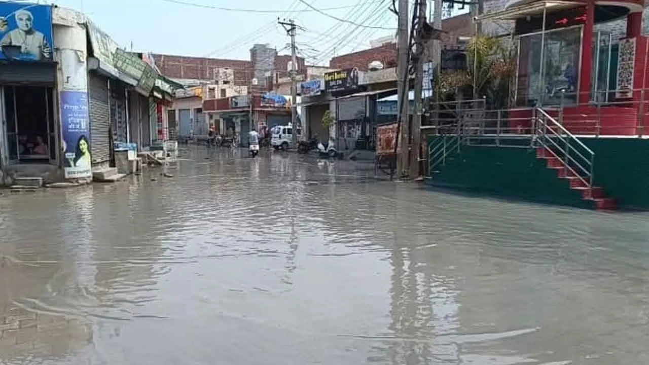 मानसा में सीवरेज ओवरफ्लो, सड़कों पर भरा दूषित पानी, व्यापारियों ने रोषस्वरूप दुकानें बंद कर विरोध-प्रदर्शन किया