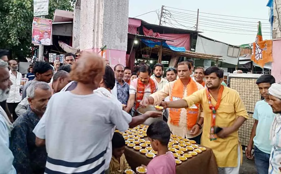 मोदी के तीसरी बार शपथ लेने के बाद हुआ मिष्ठान वितरण
