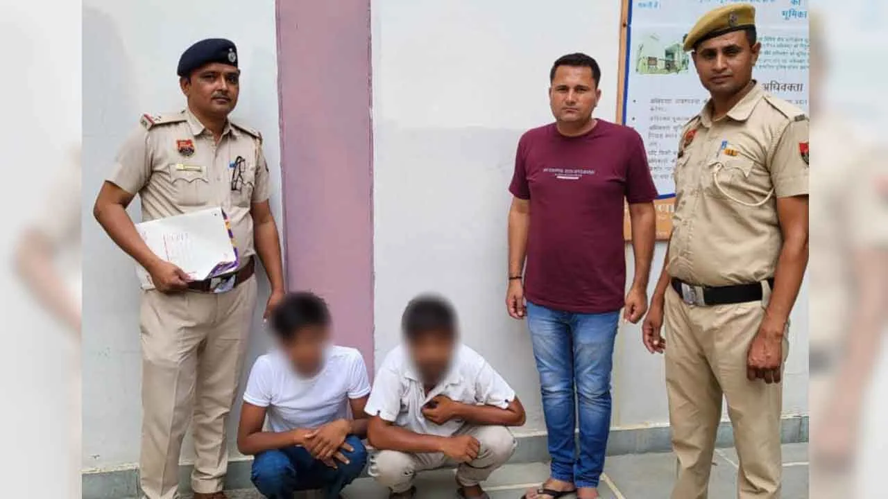 दुकान से गेहूं के कट्टे चोरी करने पर दो काबू