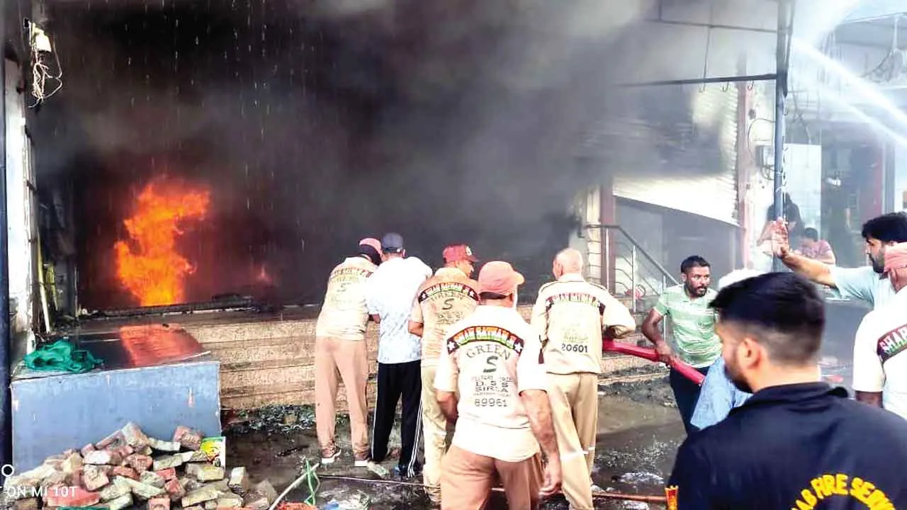 बड़े शोरूम में लगी भीषण आग, डेरा श्रद्धालुओं ने जान पर खेलकर बुझाई