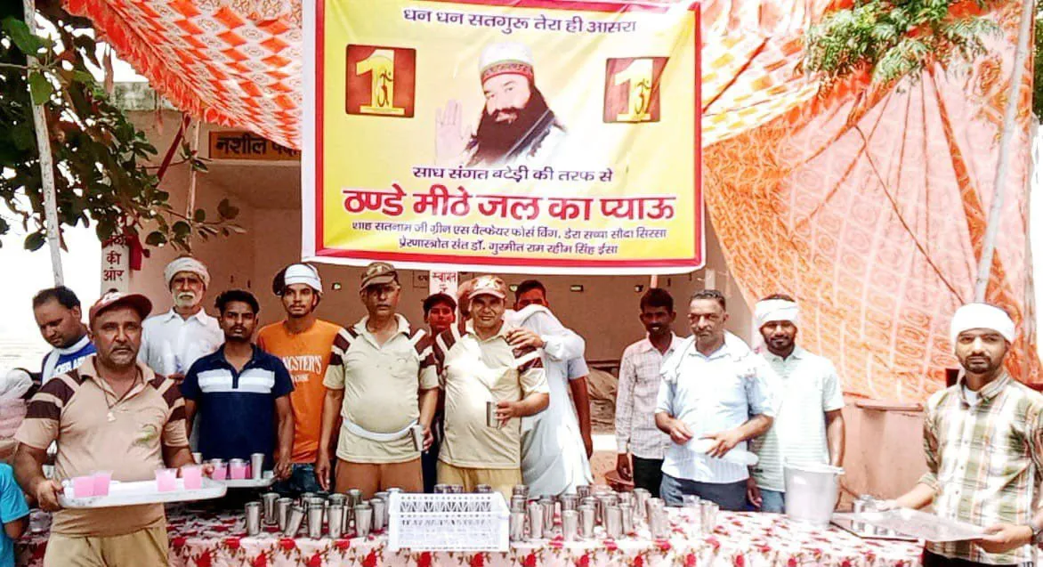 राहगीरों को ठंडा व मीठा पानी पिलाकर डेरा सच्चा सौदा सेवादारों ने दिखाई इंसानियत