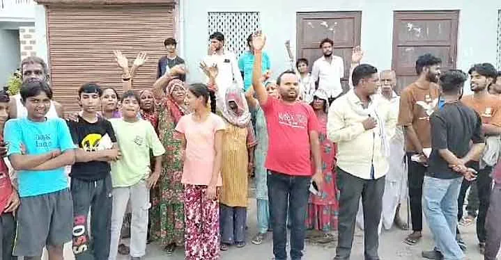 फूटा गुस्सा, विद्युत विभाग के खिलाफ किया प्रदर्शन