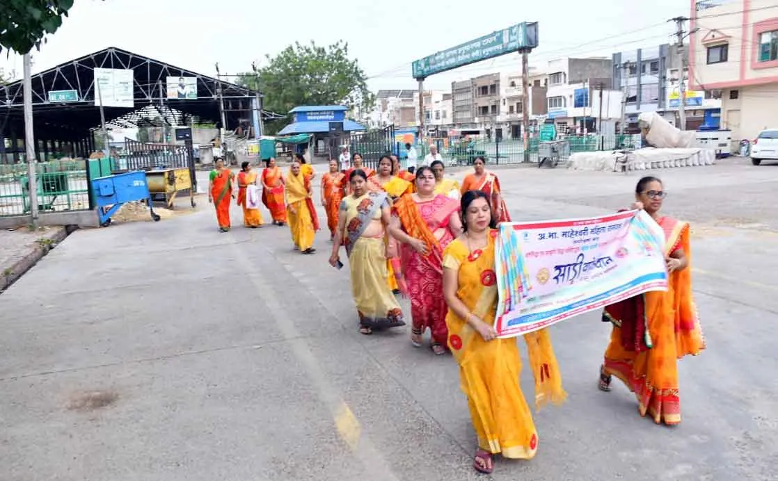 सनातन संस्कृति के प्रति जागृति पैदा करने के उद्देश्य से माहेश्वरी समाज की महिलाओं ने निकाली साड़ी वॉकथॉन