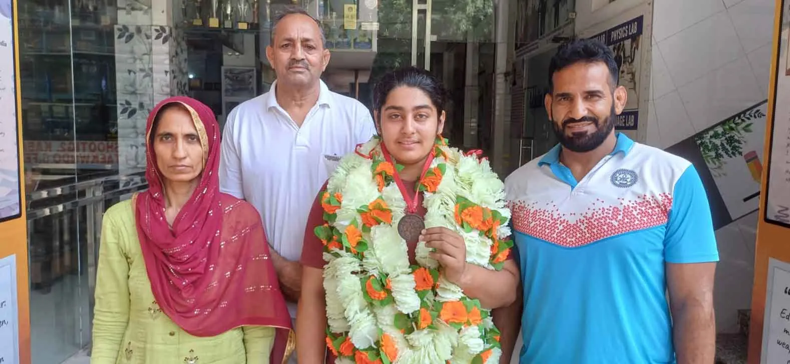 एथलेटिक्स में प्रताप स्कूल की तमन्ना ने जीता कास्य पदक
