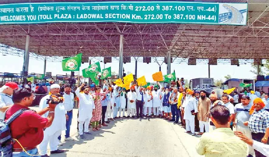 Farmers Protest: किसानों ने फ्री करवाया सबसे महंगा लाडोवाल टोल प्लाजा!