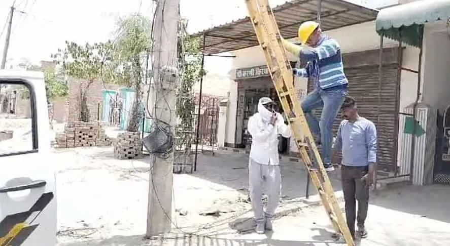 ट्रांसफार्मर को ठंडा रखने के लिए विद्युत विभाग ने लगवाए कूलर