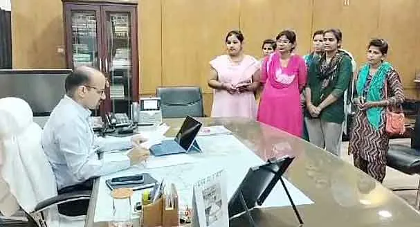 जिला कलक्टर से की बेरोजगारी भत्ता दिलवाने की मांग