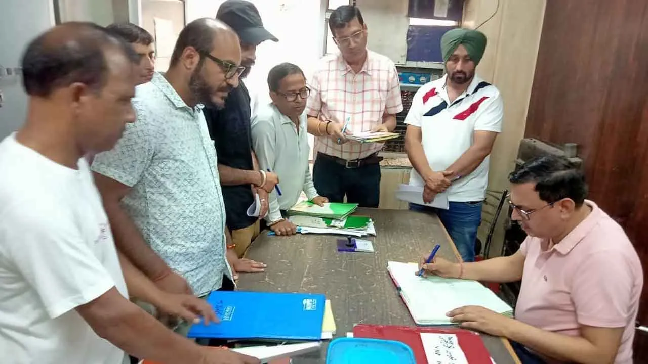 निगम कार्यालय में छापेमारी, 13 कर्मचारी पाए गए अनुपस्थित