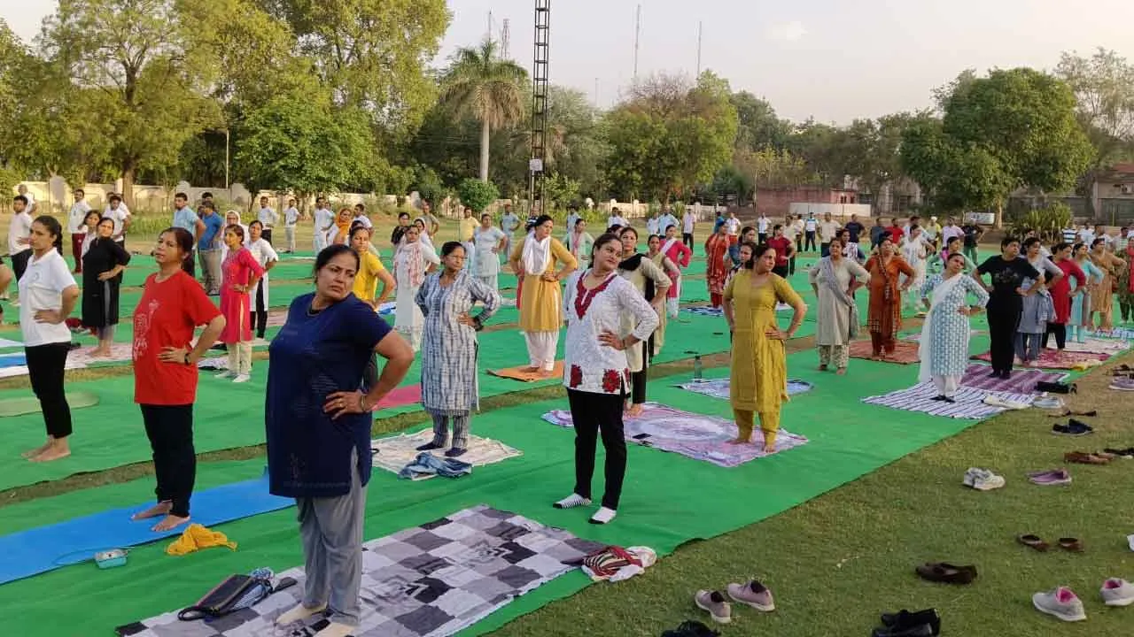 10वें अंतर्राष्ट्रीय योग दिवस के उपलक्ष्य में कराया गया योगाभ्यास