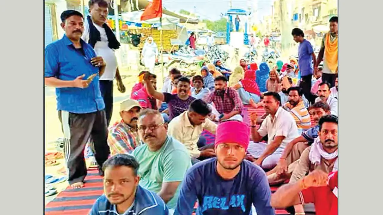 Safai Karmachari Strike: वेतन नहीं मिलने पर सफाई सेवकों ने काटा बवाल, किया प्रदर्शन