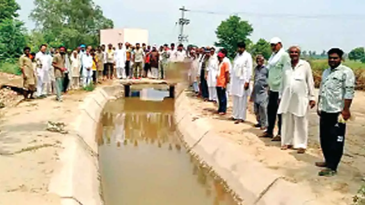 माइनर में नहरी पानी कम होने पर किसानों में आक्रोश, किया प्रदर्शन