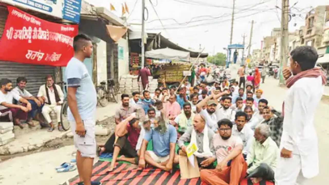 हड़ताल पर सफाई कर्मी, शहर में बिगड़ी व्यवस्था