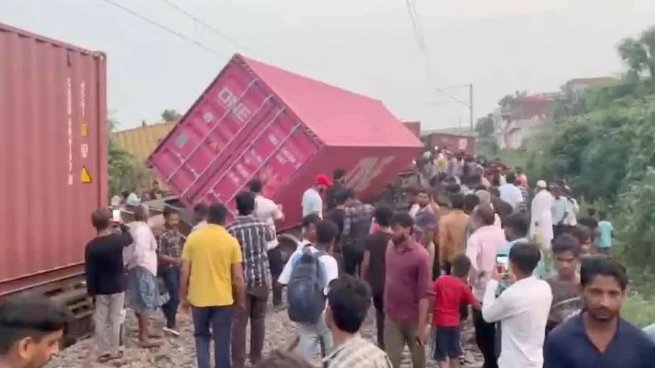 Rail Accident: अमरोहा में डिरेल हुई मालगाड़ी, 12 डिब्बे पटरी से उतरे, दिल्ली-लखनऊ रेल लाइन ठप, कल्याणपुरा रेलवे फाटक के पास हादसा